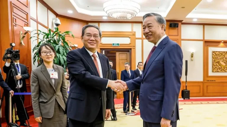 Vietnam, China sign 10 documents during Chinese Premier’s visit to Hanoi