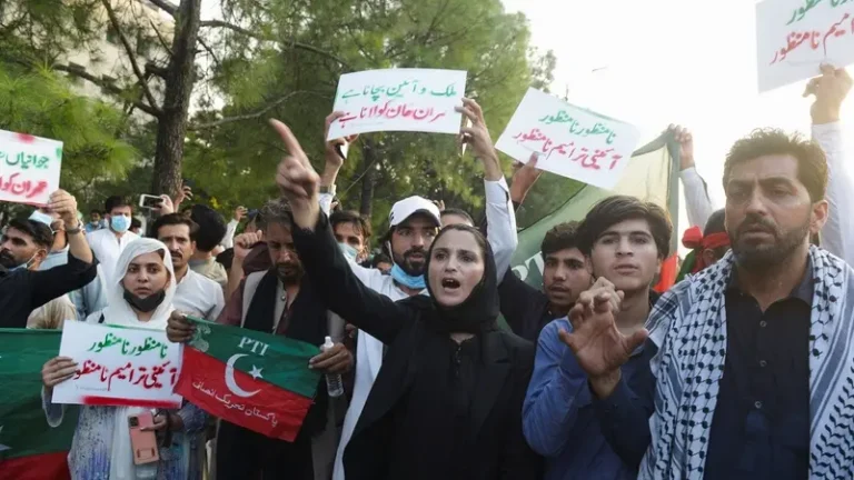 Dozens of Pakistan Citizen and police injured in clashes with supporters of former PM Khan