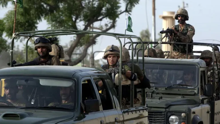 Two Pakistan soldiers killed guarding Qatari hunting trip