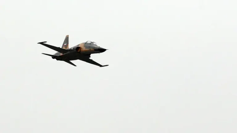 Iranian fighter jet crashes in the south of the country, killing both pilots