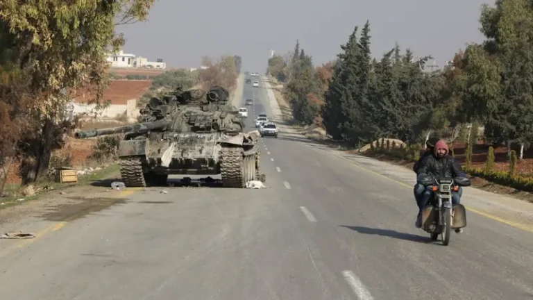 Military Operations Administration fighters reach entrance of Syria’s Presidential Palace