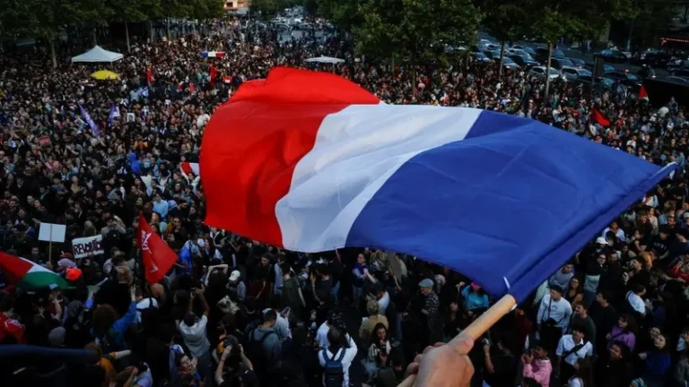 French government toppled in no-confidence vote