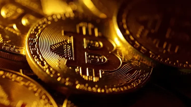 Bitcoin hits record above $109,000 awaiting Trump