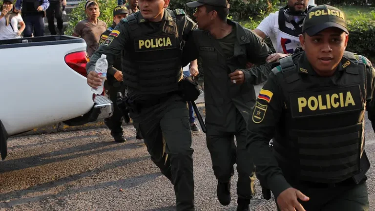 At least 80 killed, thousands displaced in Colombian guerrilla violence