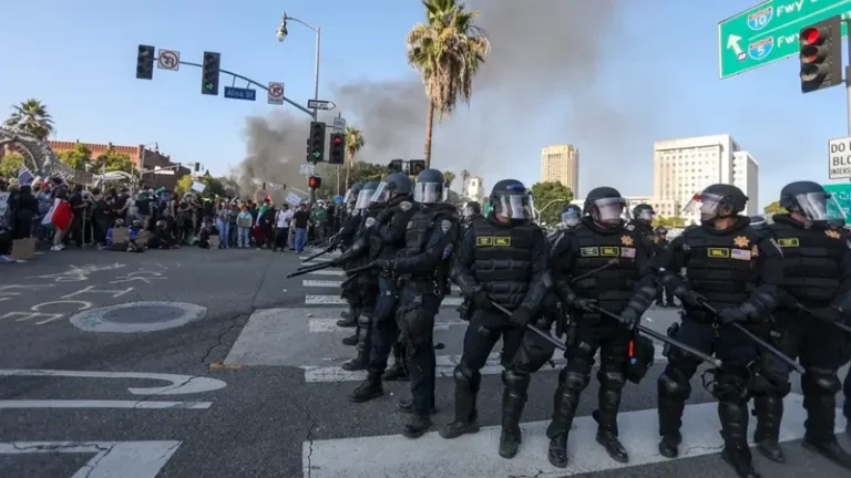 Scuffles erupt in Los Angeles as soldiers sent by Trump fan out